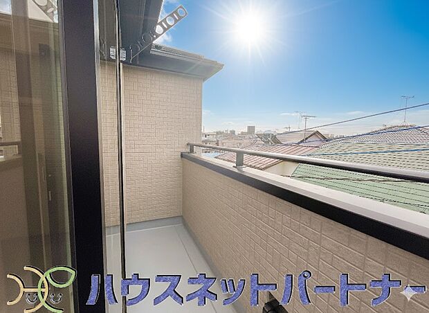陽当りが良いと、洗濯物が乾きやすいですし、湿気やカビの心配も減るので快適です。寒い冬の日でも、日差しが届くと家の中が暖かくなりますね。