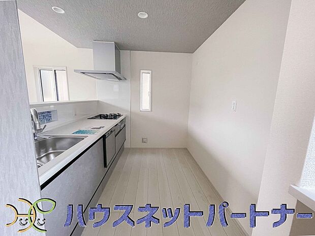 食洗機完備なので冬場の冷たい洗い物や忙しい主婦だからこそ食洗機をかけてる間に他の家事をこなすこともできちゃいますね。