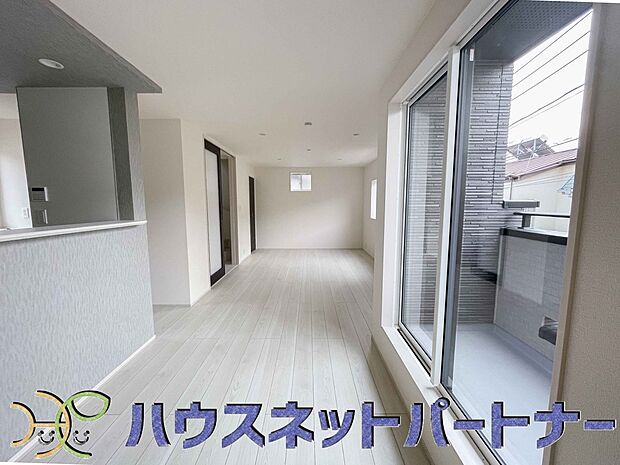 リビングは、食事スペースと寛げる場所設けてもまだ余裕の広さ。明るい光が照らしてくれます。