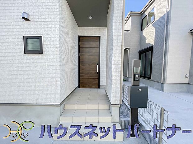 玄関の扉を開けるとそこは家族の待つお家。笑い声が聞こえてきそう。