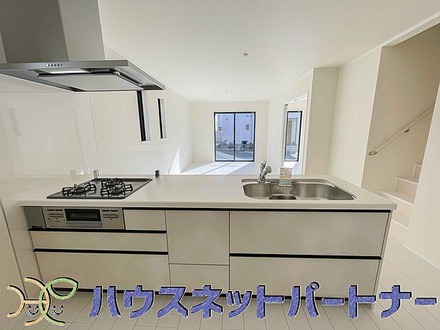 明るい自然光が入る作業スペースを多くとったキッチン採用。夫婦揃ってキッチンに立っても調理がしやすく、家事をしながら会話も弾みます。食器類もすっきりと片付く収納力。