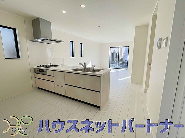 カウンターキッチンは広くて収納力もあるので、快適に料理をすることができます。食器や炊事用具を手の届くところに配置しやすいため調理もスピーディーです。