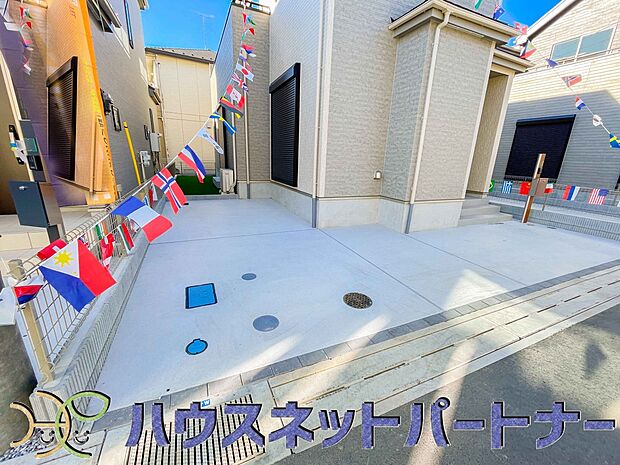 前面道路でお車を駐車するのも楽々。