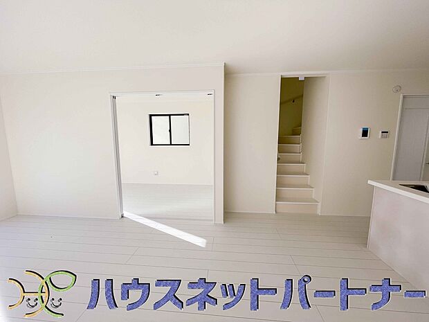 リビングは、食事スペースと寛げる場所設けてもまだ余裕の広さ。明るい光が照らしてくれます。