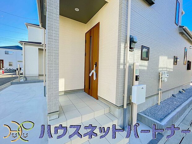 玄関の扉を開けると家族の待つお家。幸せを感じる瞬間です。