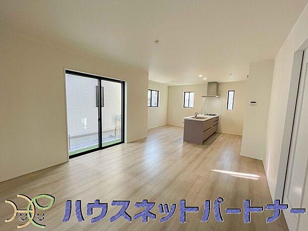 陽だまりのある光彩豊かなリビングは、何よりも快適で心休まる時間を過ごせます。