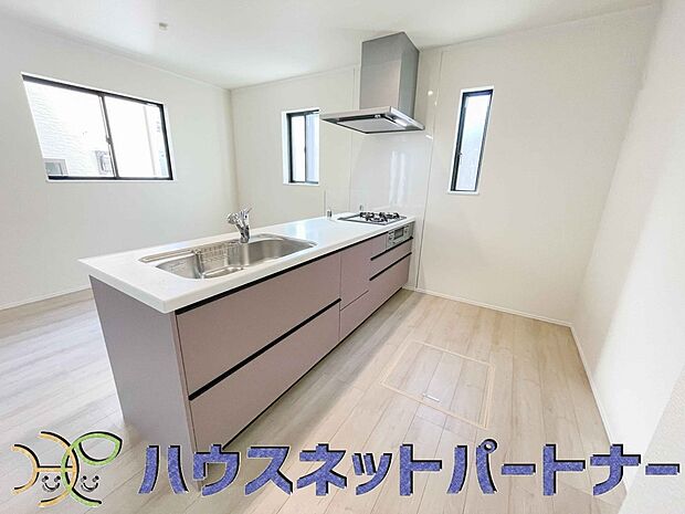 明るく開放的なオープンキッチン。家族とのコミュニケーションが取りやすく、みんなの笑顔が溢れます。