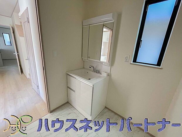 家の中でも特にプライベートスペースとなる洗面所は、洗濯場所と浴室を同じ空間でまとめております。小窓を設置しておりますので、熱気などが籠りやすい空間でちょっとした空気の入れ替えを。