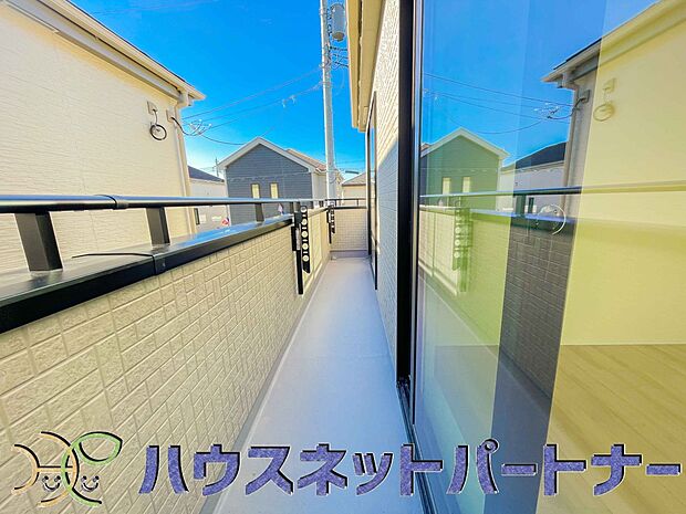 青い空が近くに感じるバルコニーは、爽やかな風をお部屋へ運んでくれます。