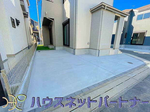 玄関横に駐車場なのでお買い物をした後は楽にお家へ。沢山お買物した時は助かりますね。