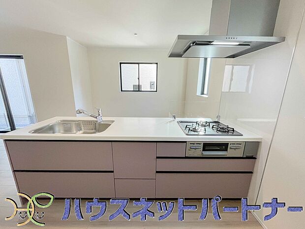 明るく開放的なオープンキッチン。家族とのコミュニケーションが取りやすく、みんなの笑顔が溢れます。