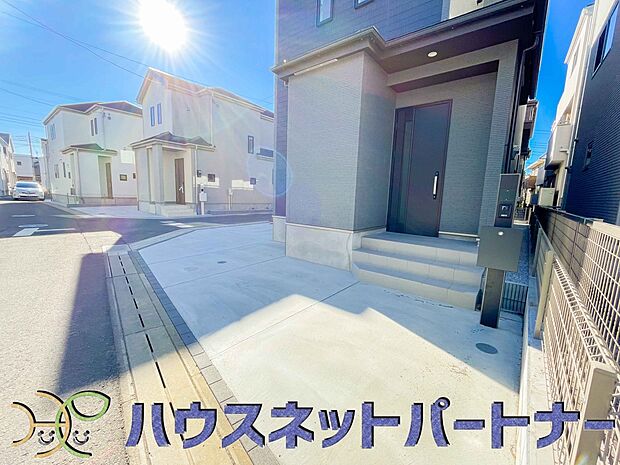 玄関の扉を開けると家族の待つお家。幸せを感じる瞬間です。