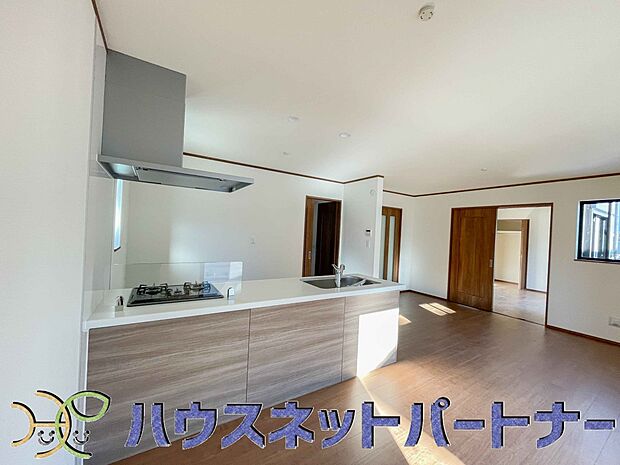 家族の様子を見ながらキッチンでお料理。一日の出来事を会話しながらの家事は嬉しいコミュニケーション。