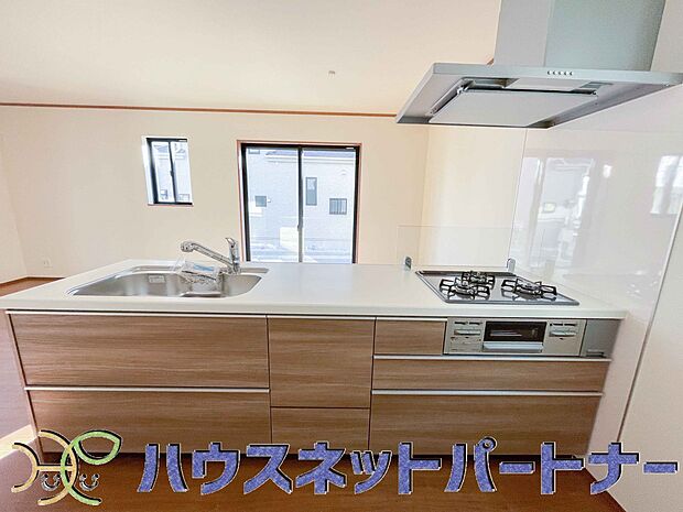 木目調のキッチンは落ち着いた雰囲気で収納もたくさん。嬉しい食洗器付です。汚れも目立ちません。