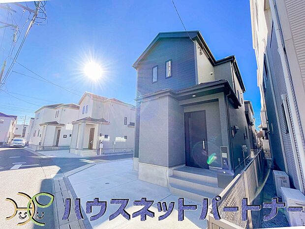 街に溶け合う美しい景観と、採光や風通しを考えて設計された間取り。近隣の視線を考え調整した窓位置など、外観だけでなく、住まうご家族の心地よさを最優先しました。