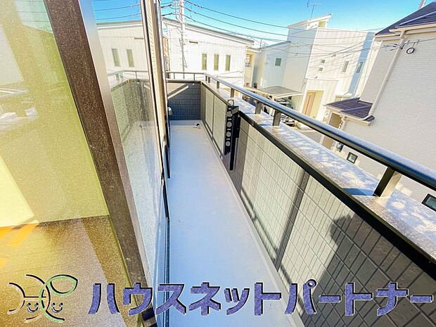 青い空が近くに感じるバルコニーは、爽やかな風をお部屋へ運んでくれます。