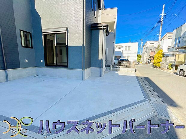 戸建ての購入を検討することになったきっかけに「駐車場を持てること」を挙げる方が多くいらっしゃいます。駐車場代金を支払続ける必要がないことは、駐車場付き戸建を持つ最大のメリットです。