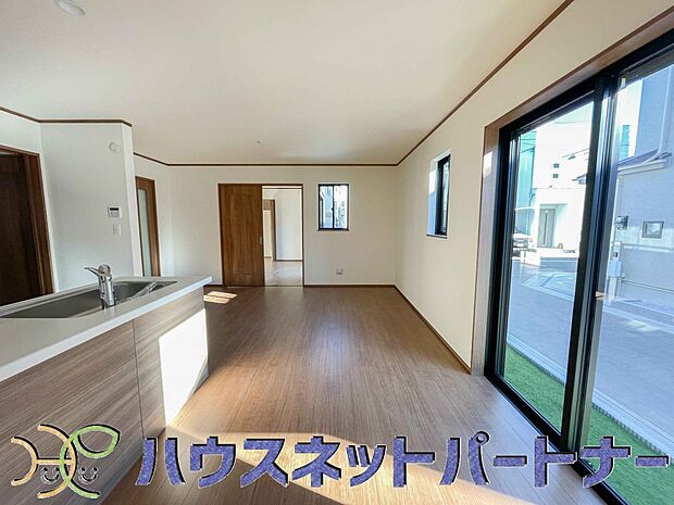 リビングは、食事スペースと寛げる場所設けてもまだ余裕の広さ。明るい光が照らしてくれます。