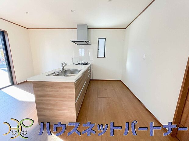 キッチン吊戸棚を無くす事によって、コミュニケーションを重視した設計に致しました。区画によって変わる一体感を、実際にご覧になって頂けましたらと思います。 