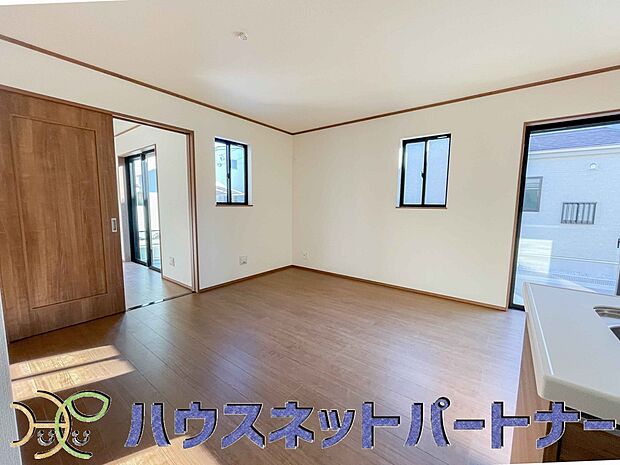 カウンターキッチンなら、リビングで遊ぶ子供の様子を見ながら料理ができるので安心です。料理を運んでもらったり、子供にお手伝いしてもらいやすいのもいいですね♪