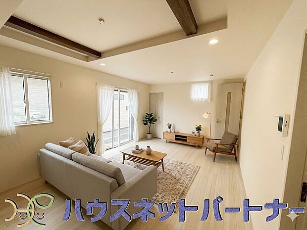 天井の中央部分を周囲より一段高くとったデザインを折上天井といいます。部屋に立体的な奥行きを生み出し、スタイリッシュな空間を演出します。天井を広く見せる視覚的効果も。(家具はイメージです)