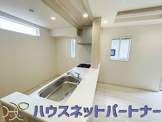 キッチン吊戸棚を無くす事によって、コミュニケーションを重視した設計に致しました。区画によって変わる一体感を、実際にご覧になって頂けましたらと思います。
