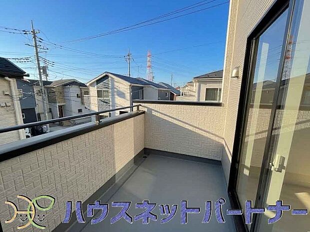 陽当りが良いと、洗濯物が乾きやすいですし、湿気やカビの心配も減るので快適です。寒い冬の日でも、日差しが届くと家の中が暖かくなりますね。