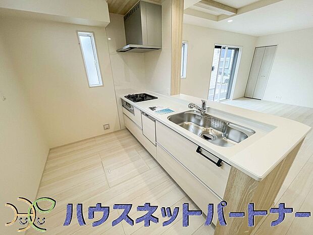 食洗機完備なので冬場の冷たい洗い物や忙しい主婦だからこそ食洗機をかけてる間に他の家事をこなすこともできちゃいますね。