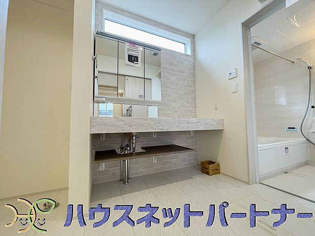 家の中でも特にプライベートスペースとなる洗面所は、洗濯場所と浴室を同じ空間でまとめております。小窓を設置しておりますので、熱気などが籠りやすい空間でちょっとした空気の入れ替えを。