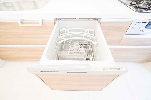 ビルトイン食器洗乾燥機。家事のお手伝いをしてくれる奥様の味方です。食器を洗っている間にお掃除など、様々なシーンで家事の時短に役立つ食洗機。省スペースのビルトインタイプを採用致しました。