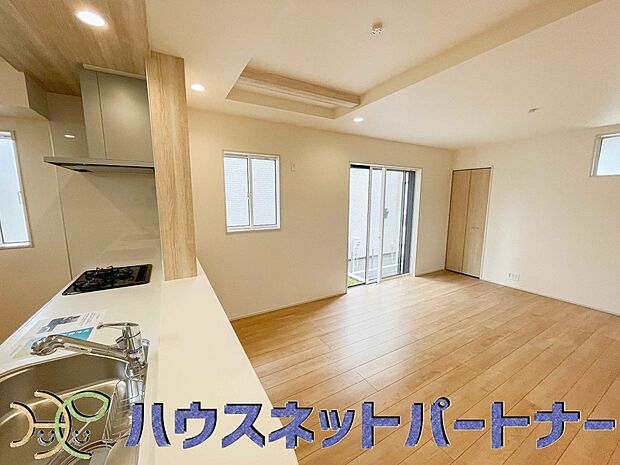 カウンターキッチンなら、リビングで遊ぶ子供の様子を見ながら料理ができるので安心です。料理を運んでもらったり、子供にお手伝いしてもらいやすいのもいいですね♪