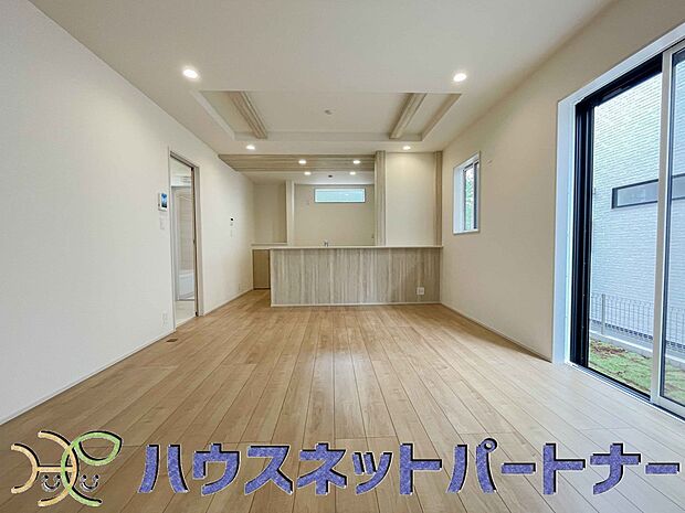 リビングは、食事スペースと寛げる場所設けてもまだ余裕の広さ。明るい光が照らしてくれます。
