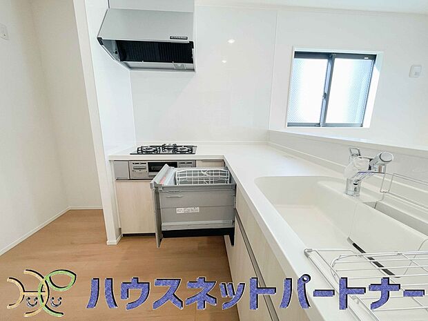 ビルトイン食器洗乾燥機完備。家事のお手伝いをしてくれる奥様の味方です。食器を洗っている間にお掃除など、様々なシーンで家事の時短に役立つ食洗機。省スペースのビルトインタイプを採用致しました。