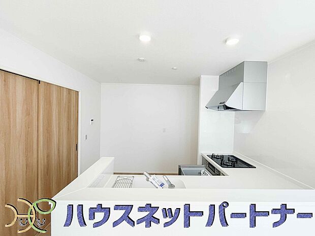 キッチン吊戸棚を無くす事によって、コミュニケーションを重視した設計に致しました。区画によって変わる一体感を、実際にご覧になって頂けましたらと思います。
