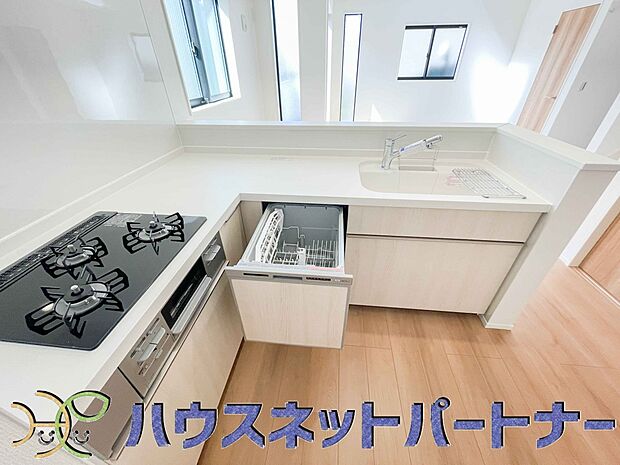 三口コンロで料理の幅を拡げてくれる使いやすいシステムキッチンを採用。洗い場も大きいので野菜や食器を洗ったりする際にも捗り、奥様の強い味方となってくれるはずです。