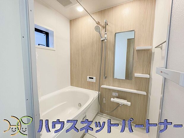 全身浴と半身浴ができる高い機能性と、満水容量を削減して水道・光熱費を節約しました。デザインとエコ性能を両立させた、これからのスタンダード浴槽です。