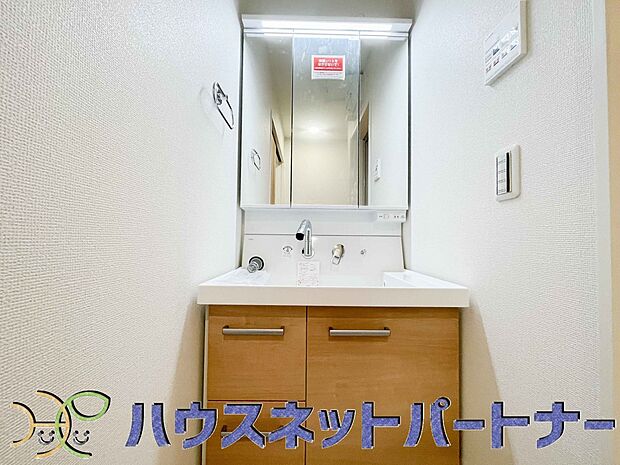 十分な大きさの洗面台は、身だしなみチェックや歯磨きなど、朝の慌ただしい時間でもホテルライクなスペースで余裕とゆとりを感じて頂けます。