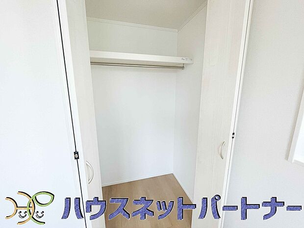 多くの人がお困りの住まいの収納。壁面クローゼットがあればタンスを置く必要がなく、出っ張りのないスッキリ空間を維持できます。限られたスペースを有効に活用できそう。
