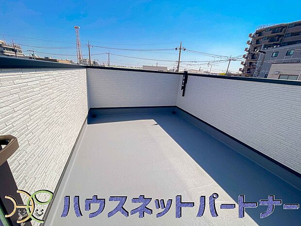 青い空が近くに感じるバルコニーは、爽やかな風をお部屋へ運んでくれます。