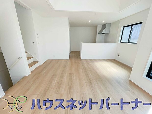 リビングは、食事スペースと寛げる場所設けてもまだ余裕の広さ。明るい光が照らしてくれます。