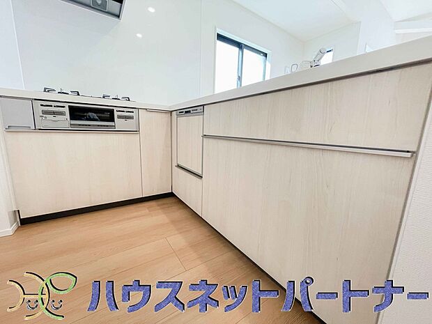 明るく開放的なオープンキッチン。家族とのコミュニケーションが取りやすく、みんなの笑顔が溢れます。
