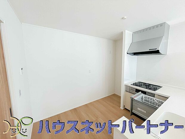 食洗機完備なので冬場の冷たい洗い物や忙しい主婦だからこそ食洗機をかけてる間に他の家事をこなすこともできちゃいますね。