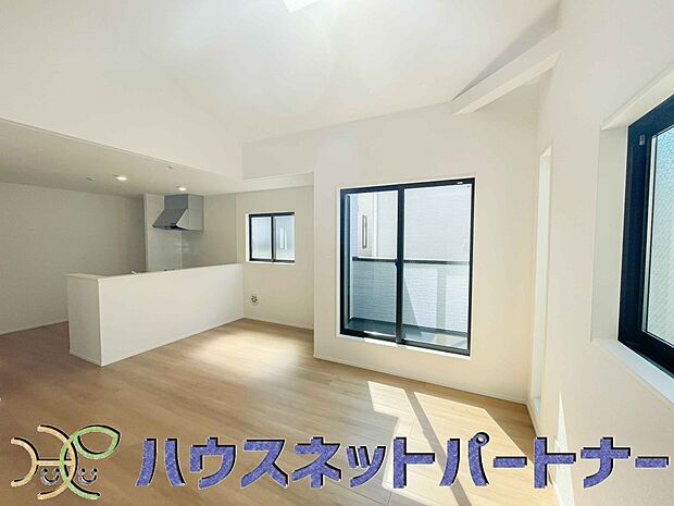 明るく開放的なダイニング。家族とのコミュニケーションが取りやすく、みんなの笑顔が溢れます。