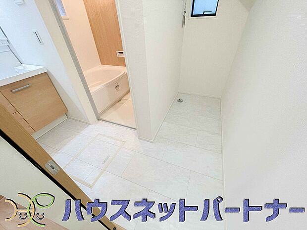 毎日使う洗濯機。しっかりと奥行きのある置き場が確保されています。
