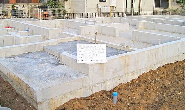 面で支える耐震性のあるベタ基礎。  基礎幅150mmと基準値の120mmよりも厚くし、より地震に強い住まいを実現できます。