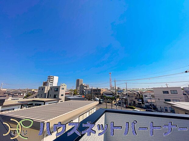 周辺は高い建物が無く、解放感が感じられます。
