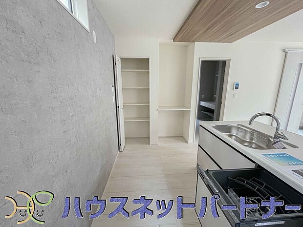 明るく開放的なオープンキッチン。家族とのコミュニケーションが取りやすく、みんなの笑顔が溢れます。