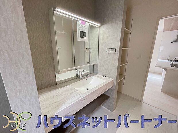 洗面室は窓の光が差し込み明るく清潔感があります。三面鏡は朝の支度が大助かり。