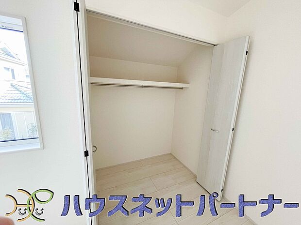 壁面クローゼットのメリットは、衣類が横一列に並ぶためひと目で洋服が選びやすいこと。衣類をたくさんお持ちの方も、限られたスペース内に無理なく収納することができます。