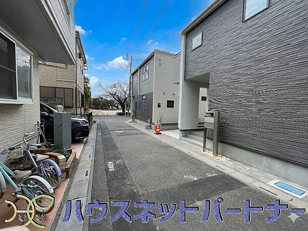 前面道路でお車を駐車するのも楽々。